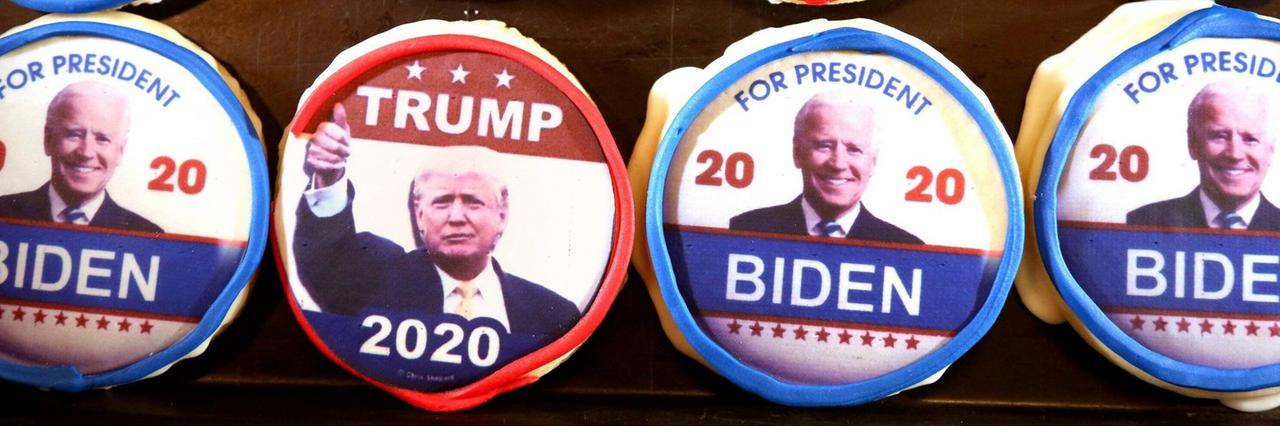 Wahlkampf-Kekse, die mit Bildern von Joe Biden und Donald Trump verpackt sind