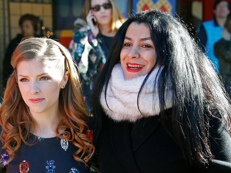 Die Schauspielerin Anna Kendrick (l.) und die iranisch-französische Regisseurin Marjane Satrapi 2014 bei der Premiere von "The Voices" auf dem Sundance Film Festival in Utah.