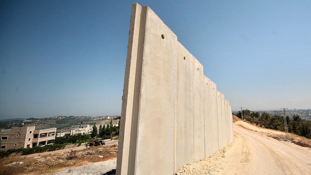 Ein Teil der Mauer zwischen Israel und den Palästinensischen Autonomiegebieten, aufgenommen bei Bethlehem am 08.07.2011. Die Mauer hat Deutschland jahrzehntelang geteilt und die Bürger der DDR an der Ausreise gehindert.