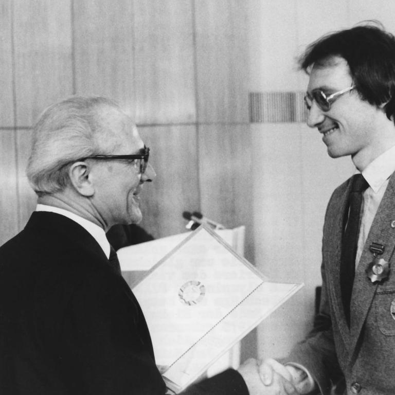 Erich Honecker, der Staatsratsvorsitzende der DDR, zeichnet im April 1980 den DDR-Eiskunstläufer und WM-Sieger Jan Hoffmann mit dem Vaterländischen Verdienstorden in Gold aus.