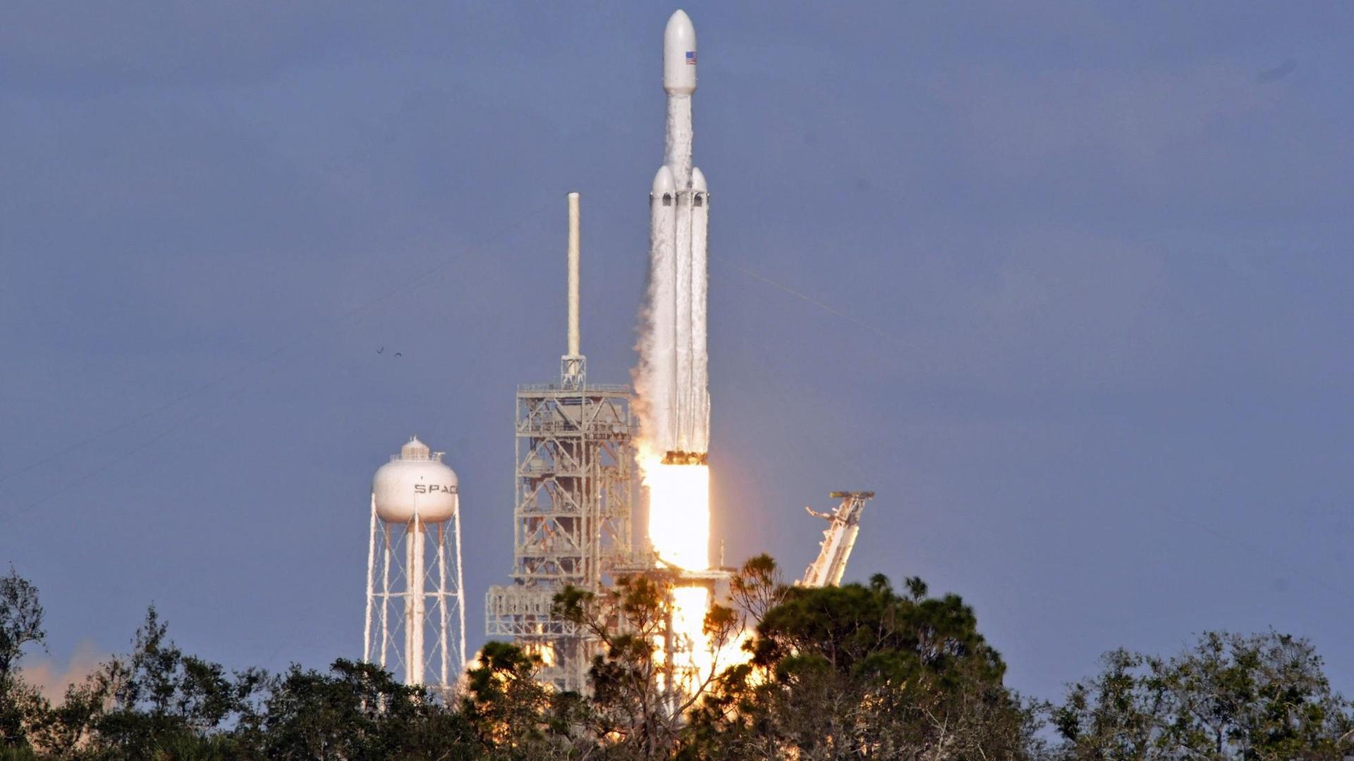 Der Start der Rakete Falcon Heavy aus der Ferne betrachtet.