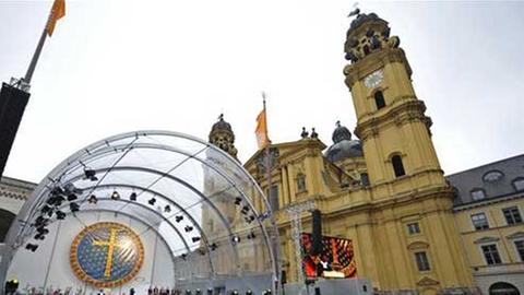 Gläubige stehen am Odeonsplatz  während einer ökomenischen Feier zu Christi Himmelfahrt während des 2. Ökumenischen Kirchentages in München.