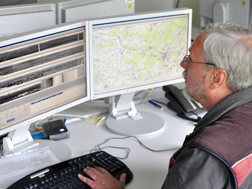 Helmuth Beuke nutzt das System FireWatch in der Lüneburger Waldbrandzentrale