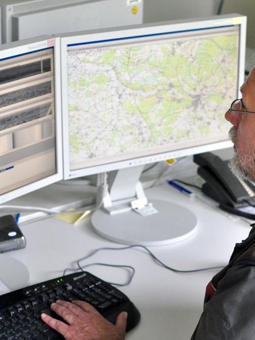 Helmuth Beuke nutzt das System FireWatch in der Lüneburger Waldbrandzentrale