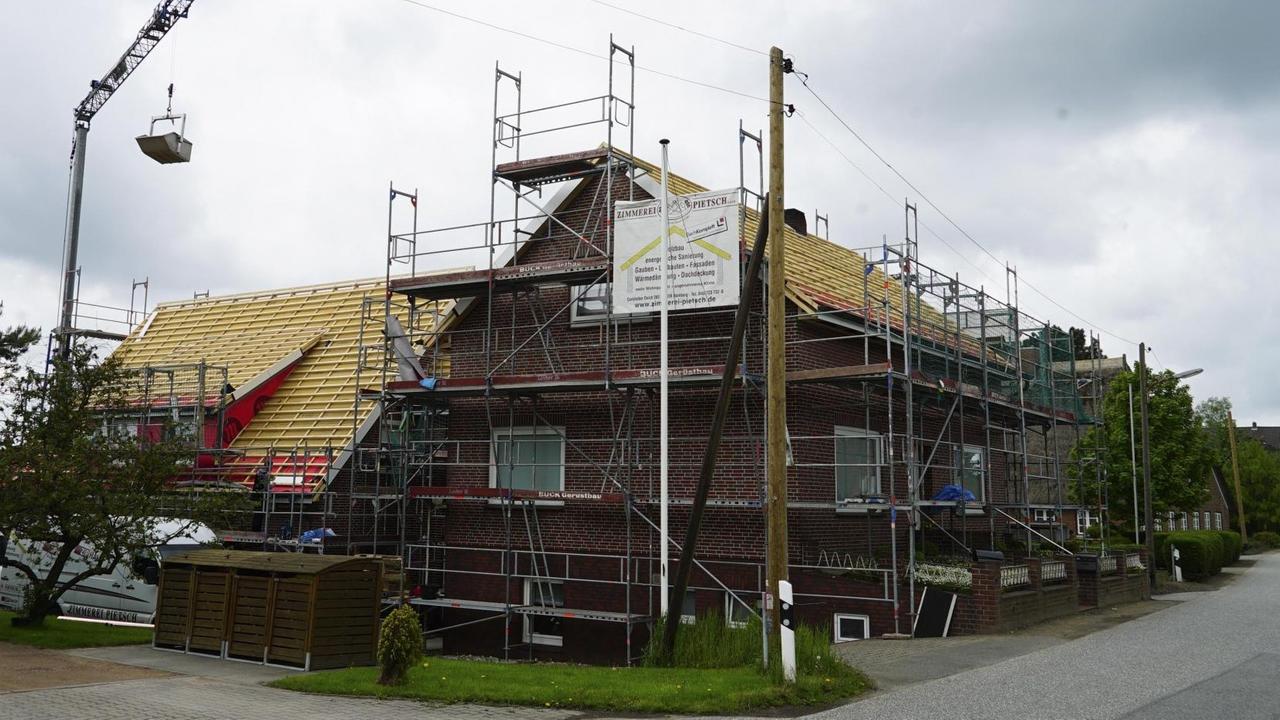 Ein Neubau mit einem Dachstuhl aus Holz