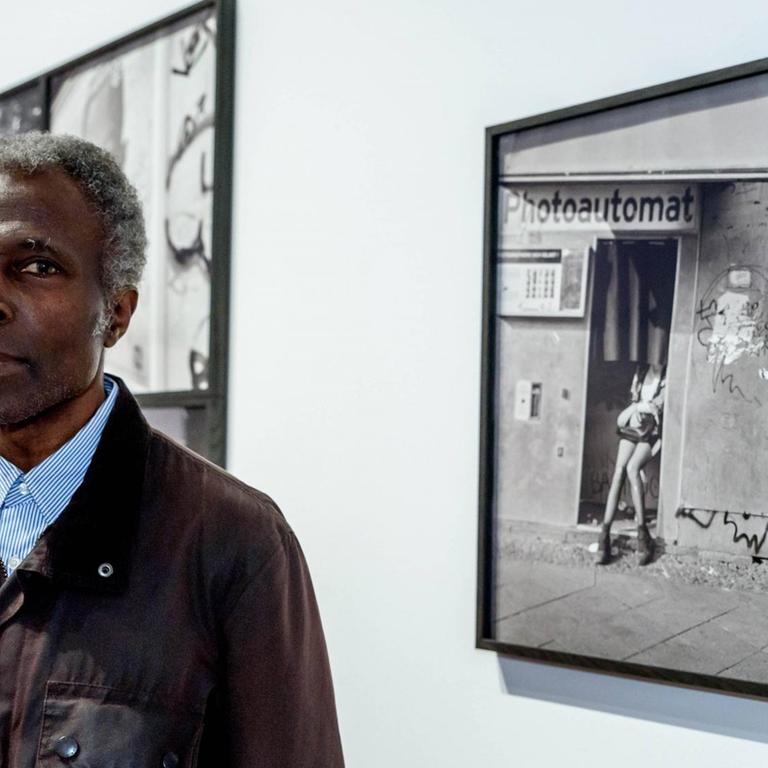 Fotograf Akinbode Akinbiyi bei der Fotoausstellung "Six Songs, Swirling Gracefully in the Taut Air" mit Schwarz-Weiß-Fotografien des in Berlin lebenden nigerianischen Künstlers.
