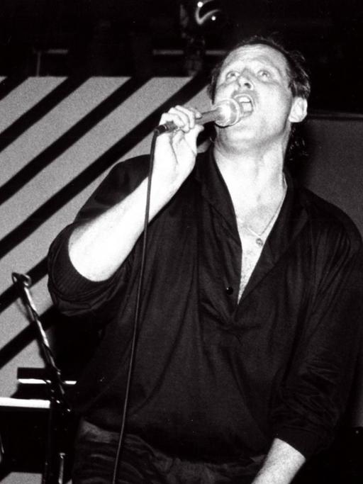 Konstantin Wecker singt auf auf dem letzen Festival des politischen Liedes im April 1990.