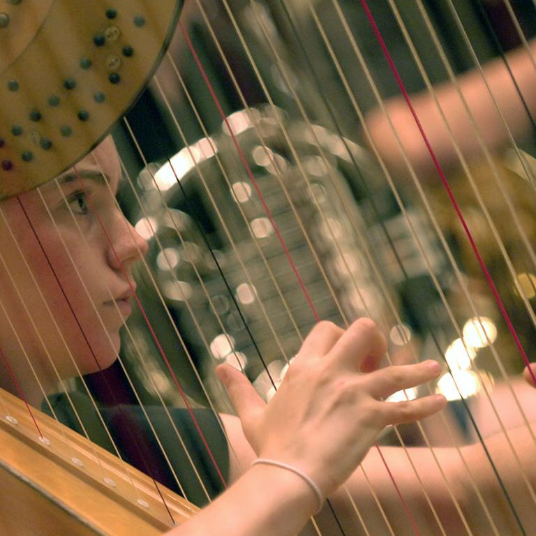 Eine Musikerin des Bundesjugendorchester probt im Konzerthaus in Berlin auf ihrer Harfe.