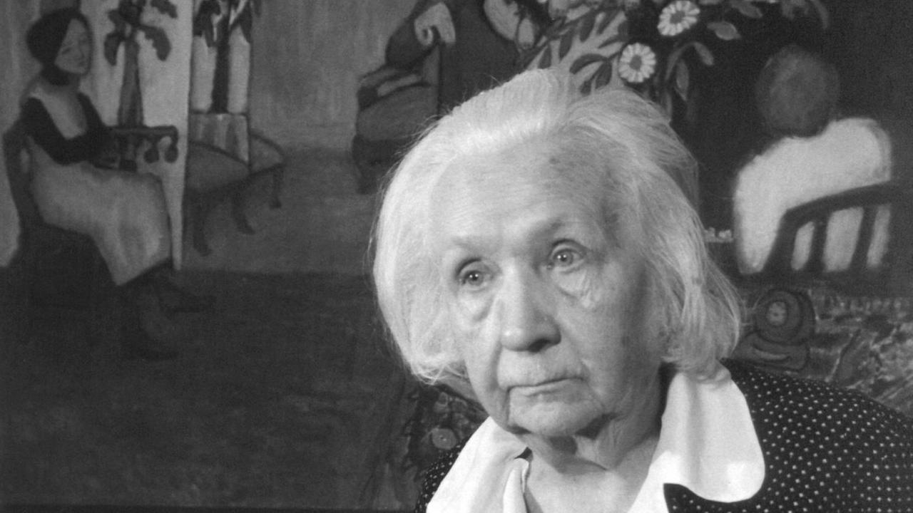 Die Malerin Gabriele Münter, langjährige Lebensgefährtin ihres Kollegen Kandinsky und Mitglied der bedeutenden Künstlergruppe Blaue Reiter, in ihrem Haus und Atelier in Murnau vor einem ihrer Gemälde (undatiert). Sie wurde am 19. Februar 1877 in Berlin geboren und verstarb am 19. Mai 1962 in Murnau.