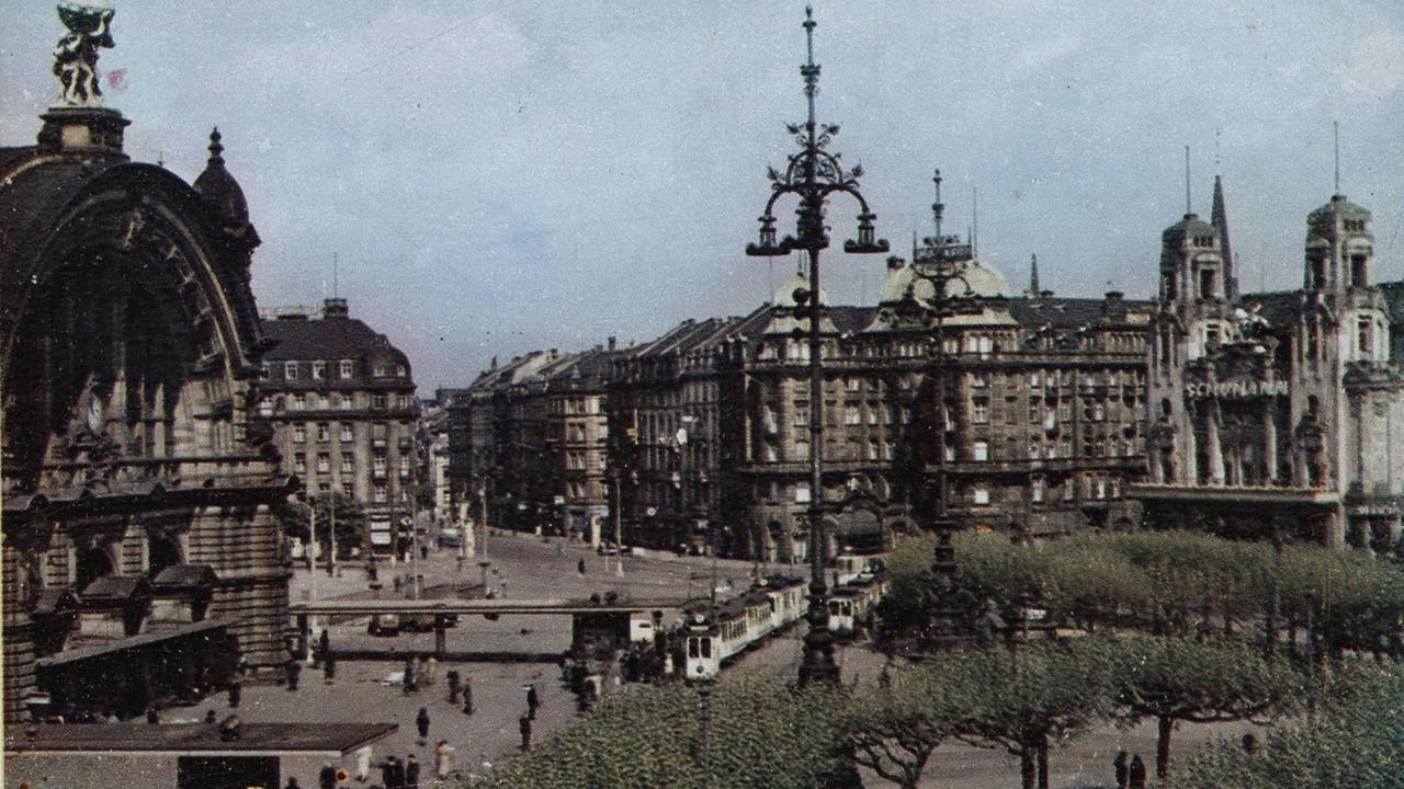 Hauptbahnhof und Bahnhofsvorplatz von Frankfurt am Main auf einer farbigen Postkarte von ungefähr 1940.