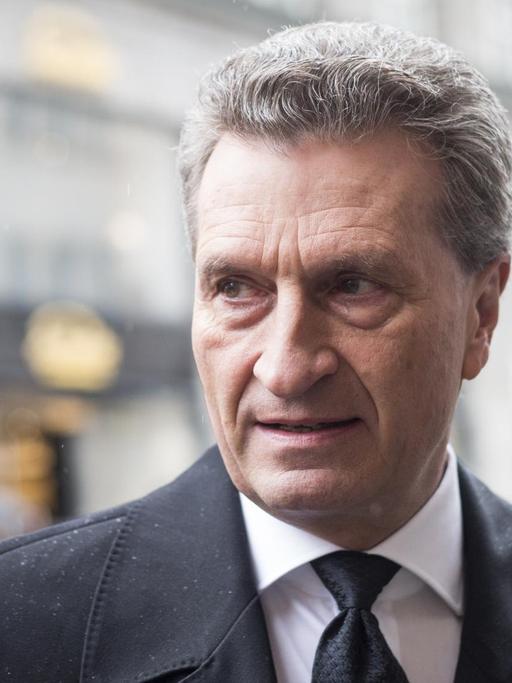 Günther Oettinger, EU-Kommissar und ehemaliger Ministerpräsident von Baden-Württemberg, erreicht am 30.03.2016 die Stiftskirche in Stuttgart (Baden-Württemberg), um dort am Trauergottesdienst für den verstorbenen ehemaligen Ministerpräsidenten von Baden-Württemberg, Lothar Späth teilzunehmen.