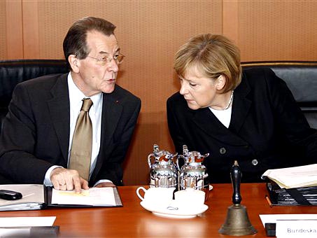 Bundeskanzlerin Angela Merkel spricht mit Vize-Kanzler Franz Müntefering zu Beginn der Kabinettsitzung im Bundeskanzleramt in Berlin. Bundeskanzlerin Angela Merkel spricht mit Vize-Kanzler Franz Müntefering zu Beginn der Kabinettsitzung im Bundeskanzleramt in Berlin.