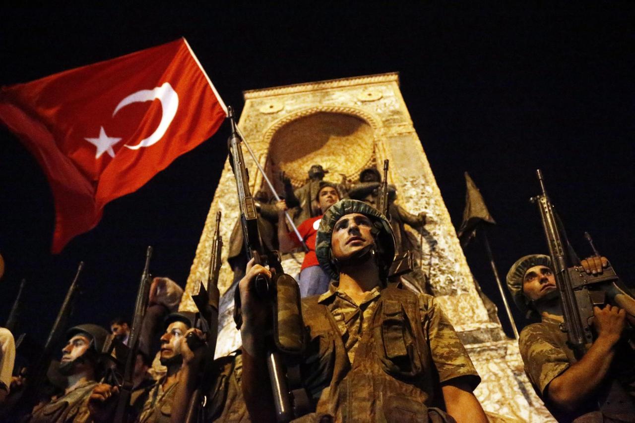 Türkische Soldaten stehen auf dem Taksim-Platz in Istanbul.