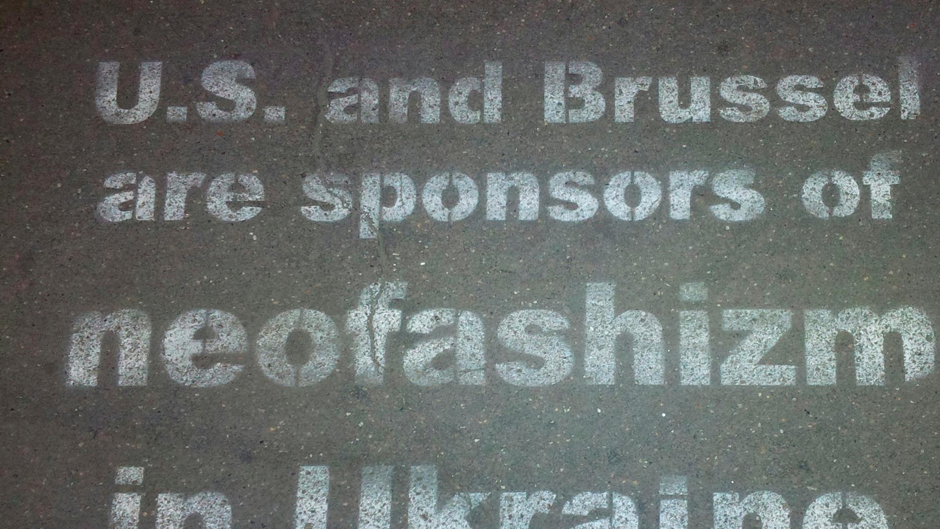 Grafitto auf einem Bürgersteig in Moskau Grafitto auf einem Bürgersteig in Moskau