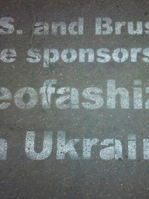 Grafitto auf einem Bürgersteig in Moskau