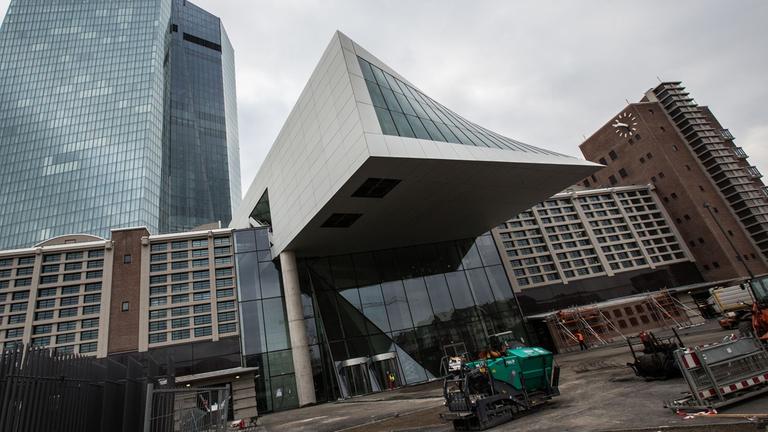 Die ehemalige Großmarkthalle (u.) und die Doppeltürme (l.) in Frankfurt am Main sind als Teile der neuen Zentrale der Europäischen Zentralbank (EZB) nahezu fertig gestellt.