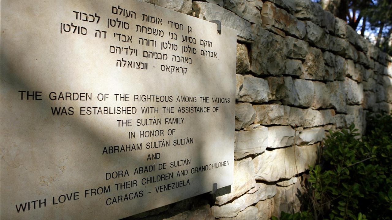 Der Eingang zum Garten der Gerechten unter den Völkern in der Holocaust-Gedenkstätte Yad Vashem in Jerusalem (Israel). An dem Ort werden mit Namenstafeln nichtjüdischer Menschen gedacht, die ihr Leben zur Rettung von Juden geopfert haben. 