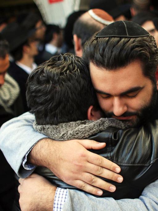 Angehörige von Yoav Hattab, eines der jüdischen Opfer von Paris, trauern in Tel Aviv.