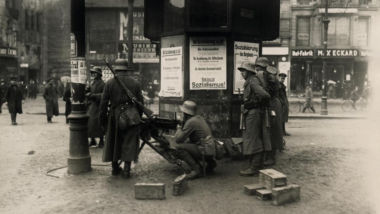 Maschinengewehrposten auf dem Spittelmarkt in Berlin im März 1920.