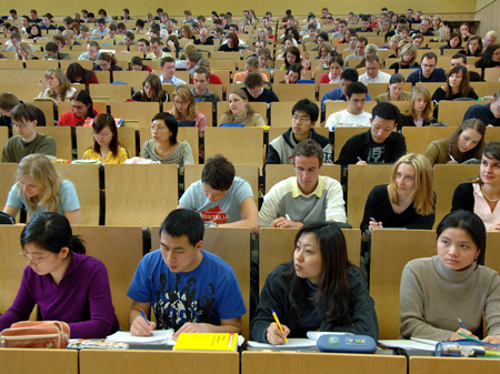 Bei einer Vorlesung für Betriebswirtschaftslehre an der TU Chemnitz sitzen unter den Studenten viele Chinesen.