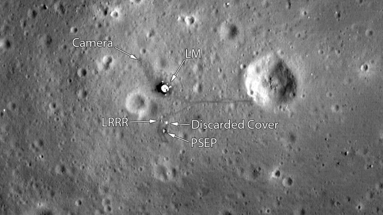 Spuren der ersten Menschen auf dem Mond: Die Apollo-11-Landestelle, aufgenommen von der Sonde LRO 