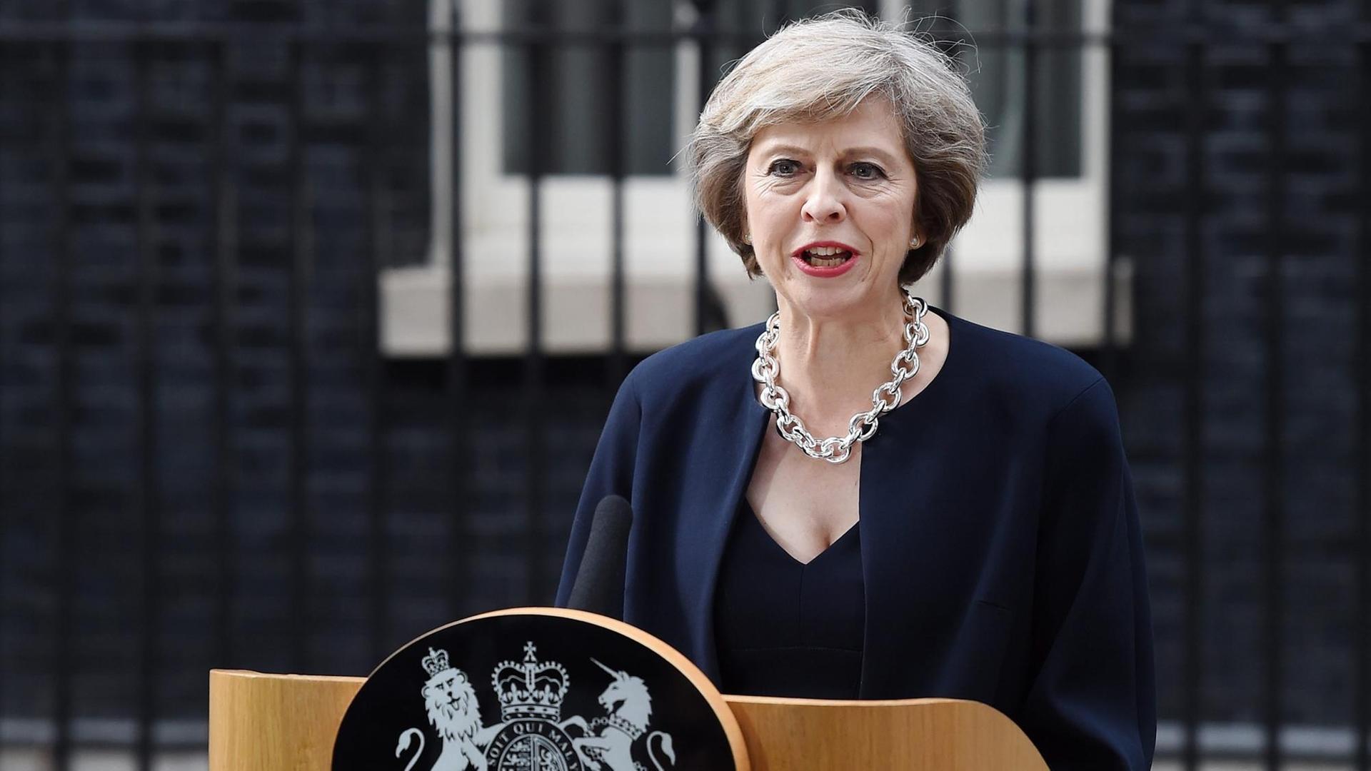 Theresa May ist die neue Chefin von der Regierung in dem Land Groß-Britannien.