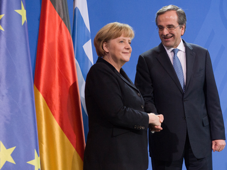 Der griechische Ministerpräsident Antonis Samaras und Bundeskanzlerin Angela Merkel (CDU) bei einer gemeinsamen Pressekonferenz am 22.11.2013 im Kanzleramt in Berlin.