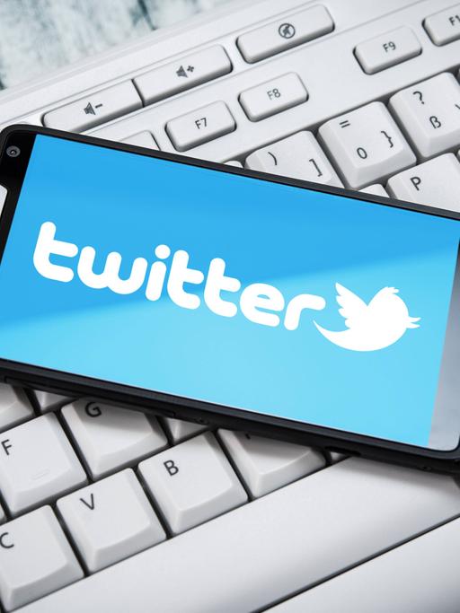Smartphone mit Twitter-Logo auf Computertastatur