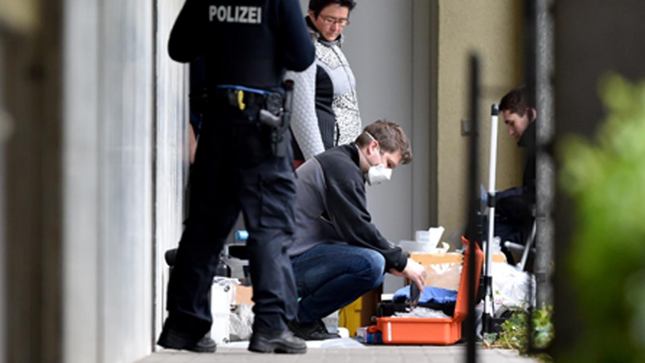 Experten der Polizei sichern in Oberursel Spuren in einem Apartmentkomplex. Experten der Polizei sichern in Oberursel Spuren in einem Apartmentkomplex.