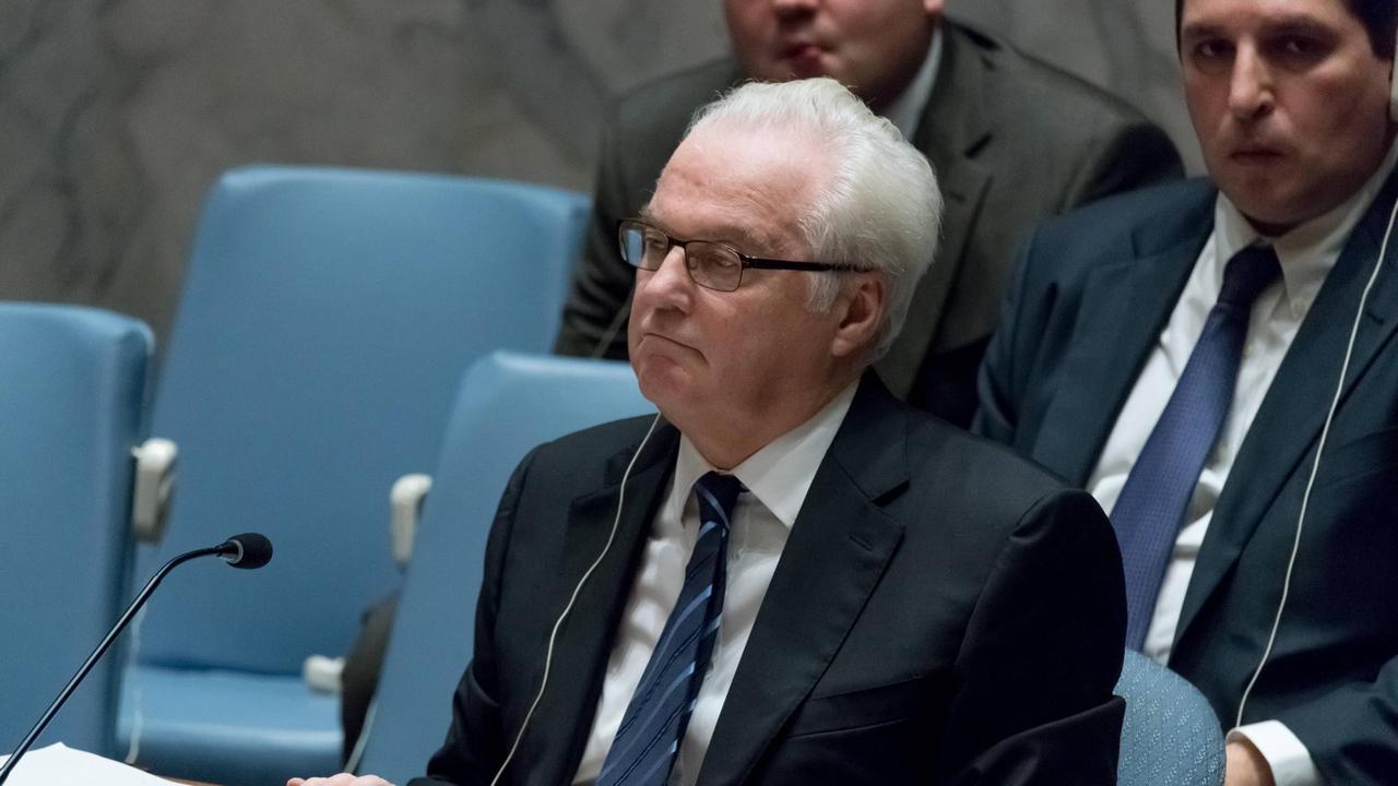 Vitali Tschurkin sitzt im Saal des Sicherheitsrats und hört zu.