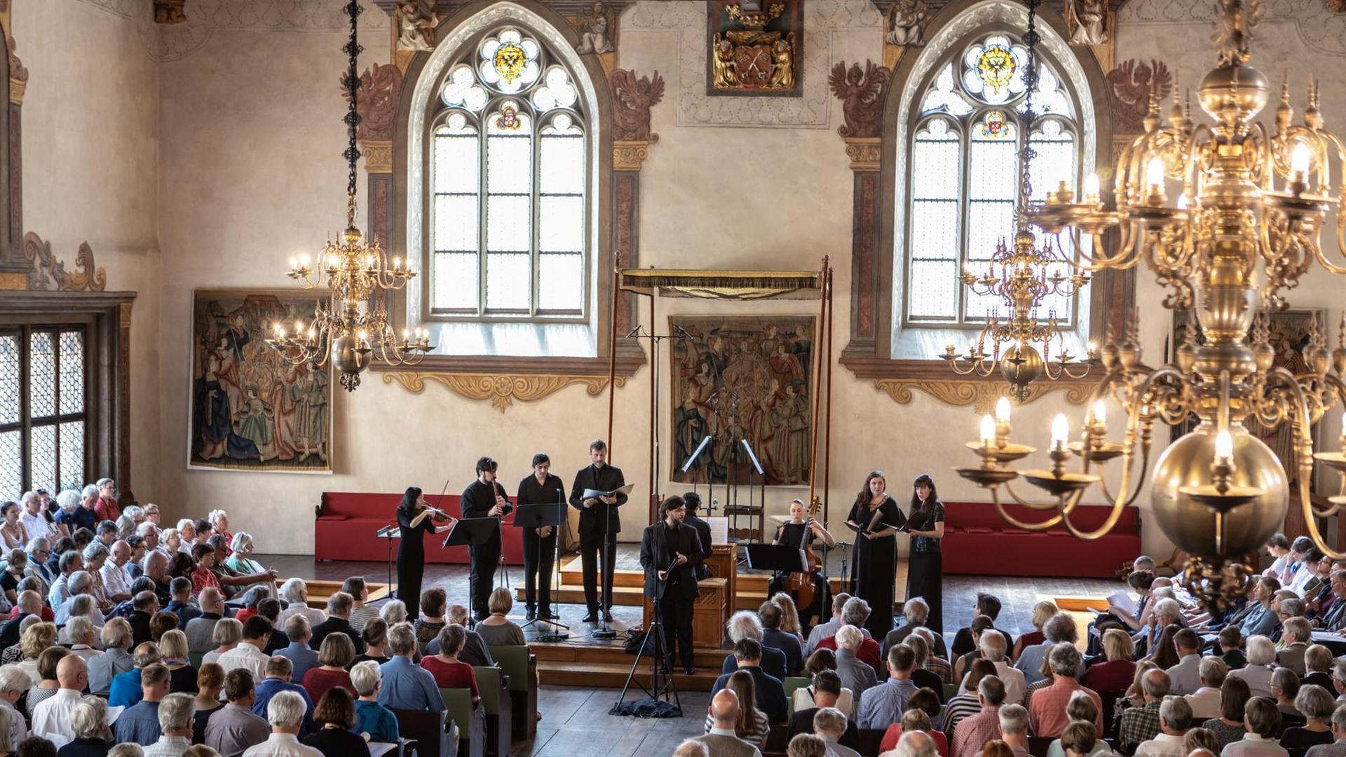 Tage Alter Musik Regensburg 2019 Das Ensemble Seconda Prat!ca im Reichsaal in Regensburg Die fünf Musikerinnen und Musiker und zwei Sängerinnen und ein Sänger tragen schwarze Konzertkleidung