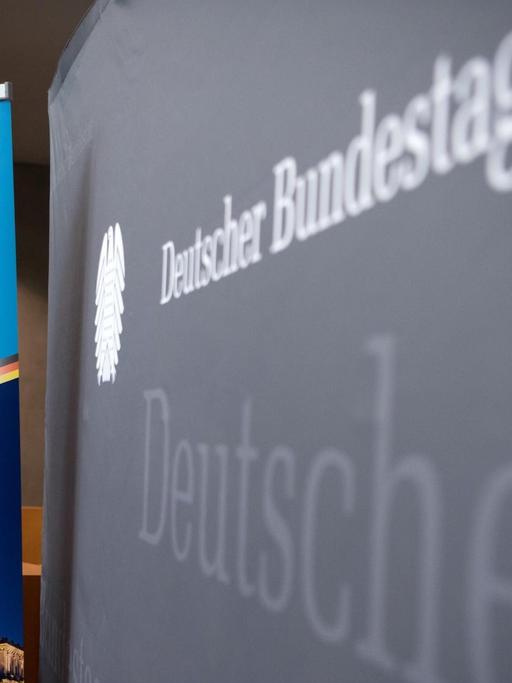 Eine Stellwand der neuen Bundestagsfraktion der AfD steht am 26.09.2017 anlässlich der ersten Fraktionssitzung der Bundestagsfraktion der Partei Alternative für Deutschland (AfD) im Deutschen Bundestag in Berlin.