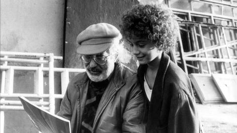 Michael Ende und Radost Bokel sehen sich das Momo Drehbuch an