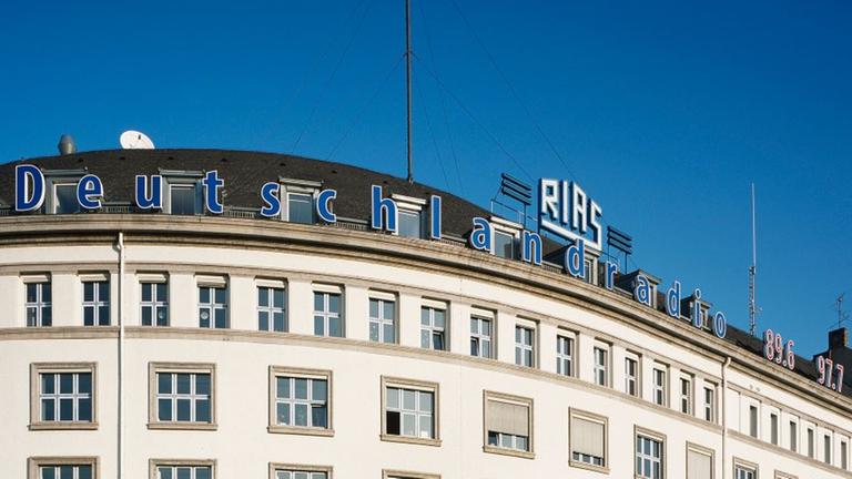 Der Rias-Schriftzug auf dem Funkhaus von Deutschlandfunk Kultur in Berlin