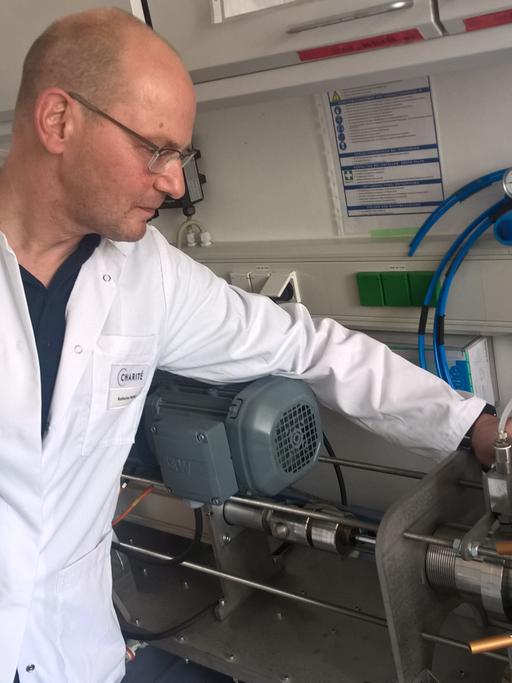Stefan Hippenstiel an der Wasserstrahl-Schneidemaschine in einem Labor der Charité