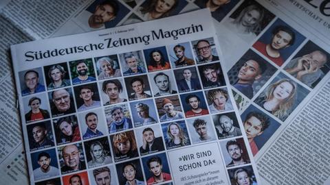 Die Titelseite des Süddeutsche Zeitung Magazin zeigt die Porträts zahlreicher Schauspieler mit dem Titel "Wir sind schon da".