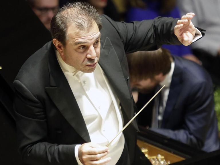Der italienische Dirigent Daniele Gatti dirigiert das Royal Orchestra Concertgebouw Amsterdam während des 73. Prague Spring international music festival in Prag.