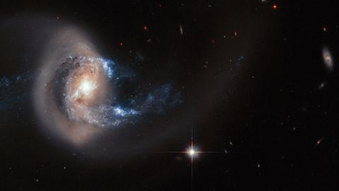 Spuren einer kosmischen Kollision: NGC 7714