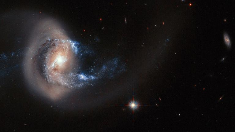 Im Kosmos kommt es immer wieder vor, dass Galaxien kollidieren und miteinander verschmelzen