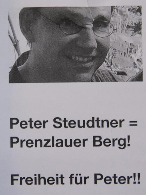 "Freiheit für Peter!!" steht in Berlin an der Gethsemanekirche im Prenzlauer Berg auf einem Zettel. Die Berliner Gemeinde des in der Türkei inhaftierten Menschenrechtlers P. Steudtner ruft zum täglichen Gebet für ihr langjähriges Mitglied auf.