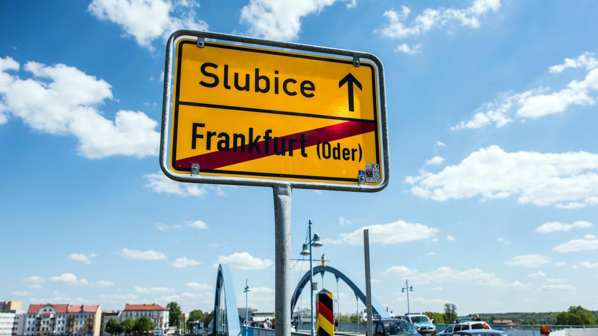 Das Ortsausgangsschild von Frankfurt (Oder) in Brandenburg am Grenzübergang Stadtbrücke zur polnischen Nachbarstadt Slubice