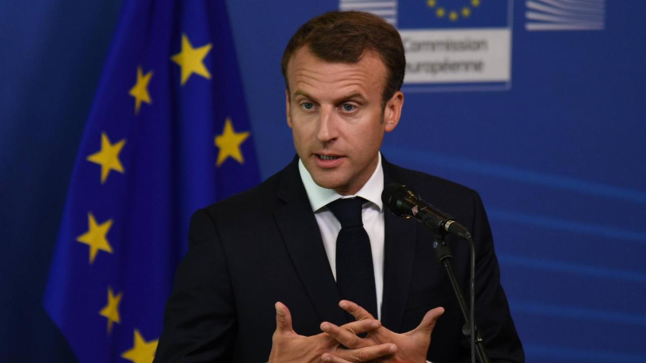 Der französische Präsident Emmanuel Macron spricht am Rande eines informellen Arbeitstreffens zu den Themen Migration und Asyl vor der Presse, aufgenommen 2018 in Brüssel.