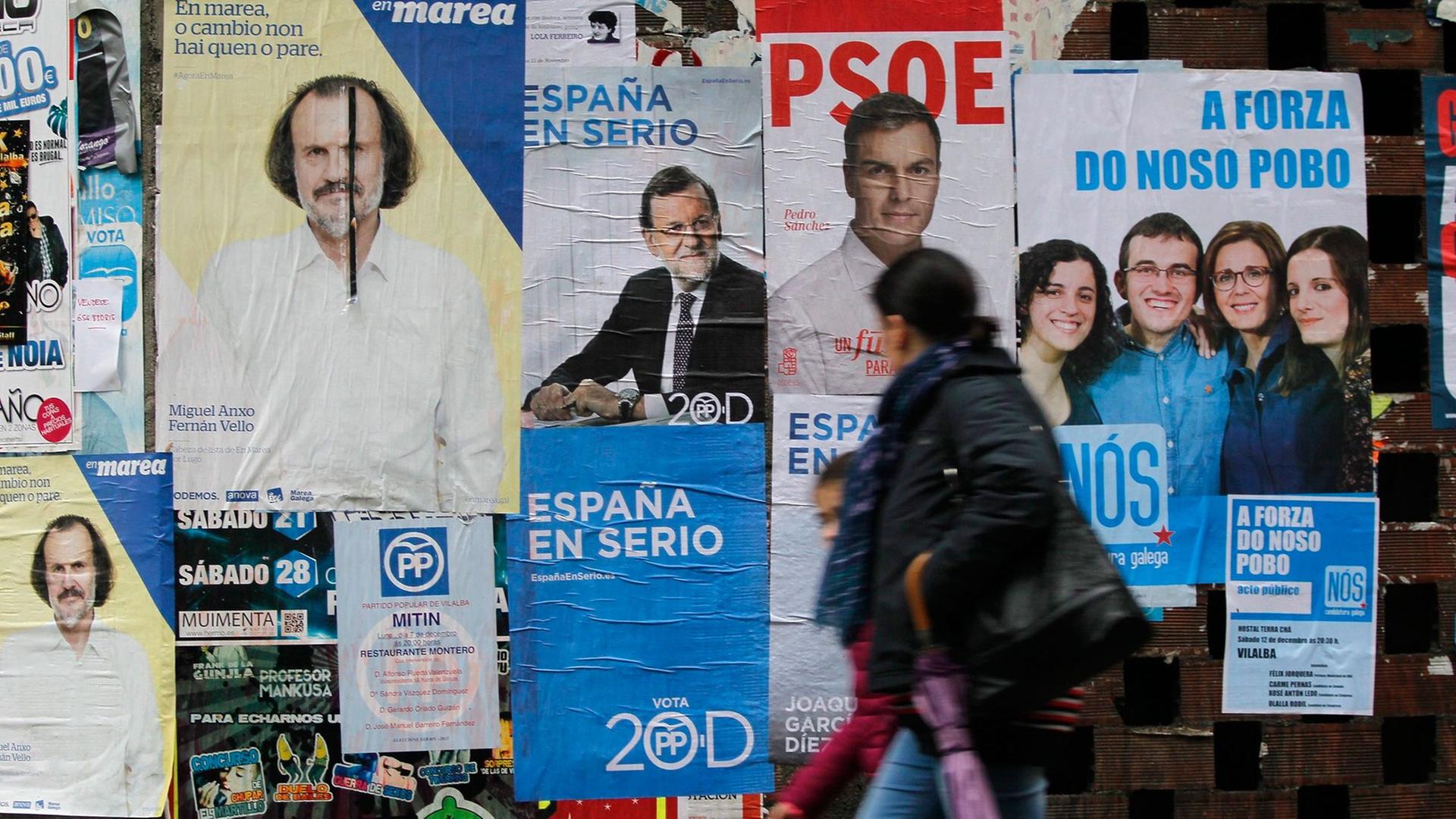 Wahlplakate zur Parlamentswahl in Spanien am 20. Dezember