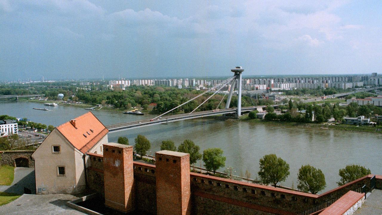 Blick auf die Donau-Brücke von Bratislava: Auf dem 85 Meter hohen Pylon befindet sich das "Cafe Bystrica" - dahinter der Stadtteil Petrzalka.