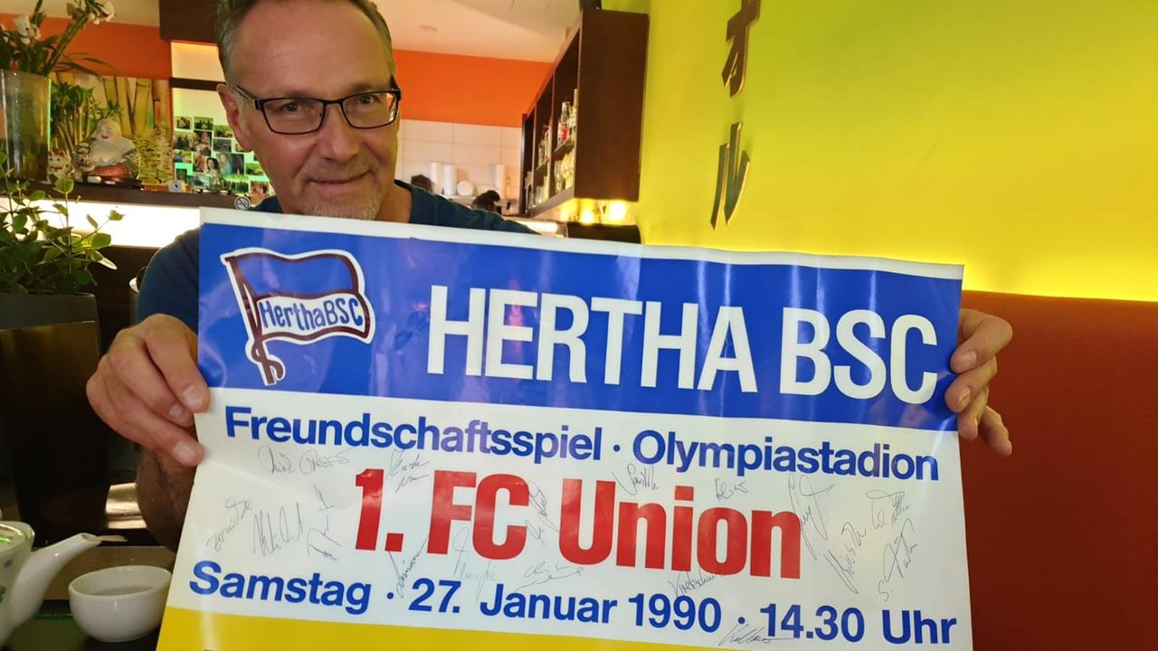 Theo Gries, ehemals Stürmer bei der Hertha, hat sich ein Andenken an das Freundschaftsspiel gegen Union aufbewahrt.