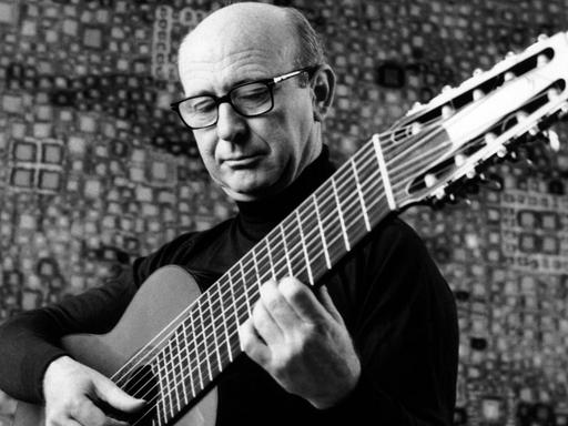 Der Gitarrist Narciso Yepes 1978 bei einem Konzert in München. Er spielt eine zehnsaitige Gitarre, trägt Brille und schwarzen Rollkragenpullover.