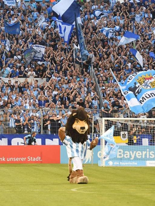 Maskottchen und Fans mit Fahnen sowie die Anzeigetafel mit Endergebnis 3:1 im Stadion an der Grünwalder Straße in München beim Spiel von TSV 1860 München gegen Wacker Biughausen.