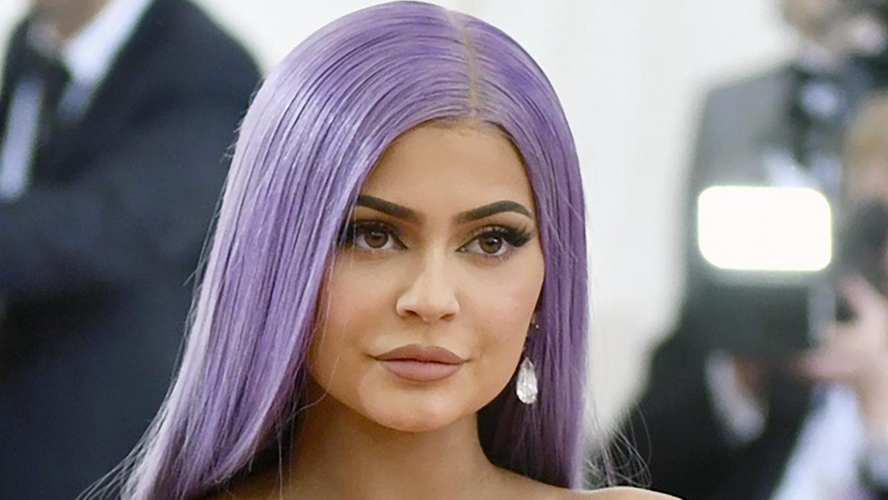 Eine Frau mit lila Haaren und starken Make-up schaut in die Kamera. Es handelt sich um Kylie Jenner.