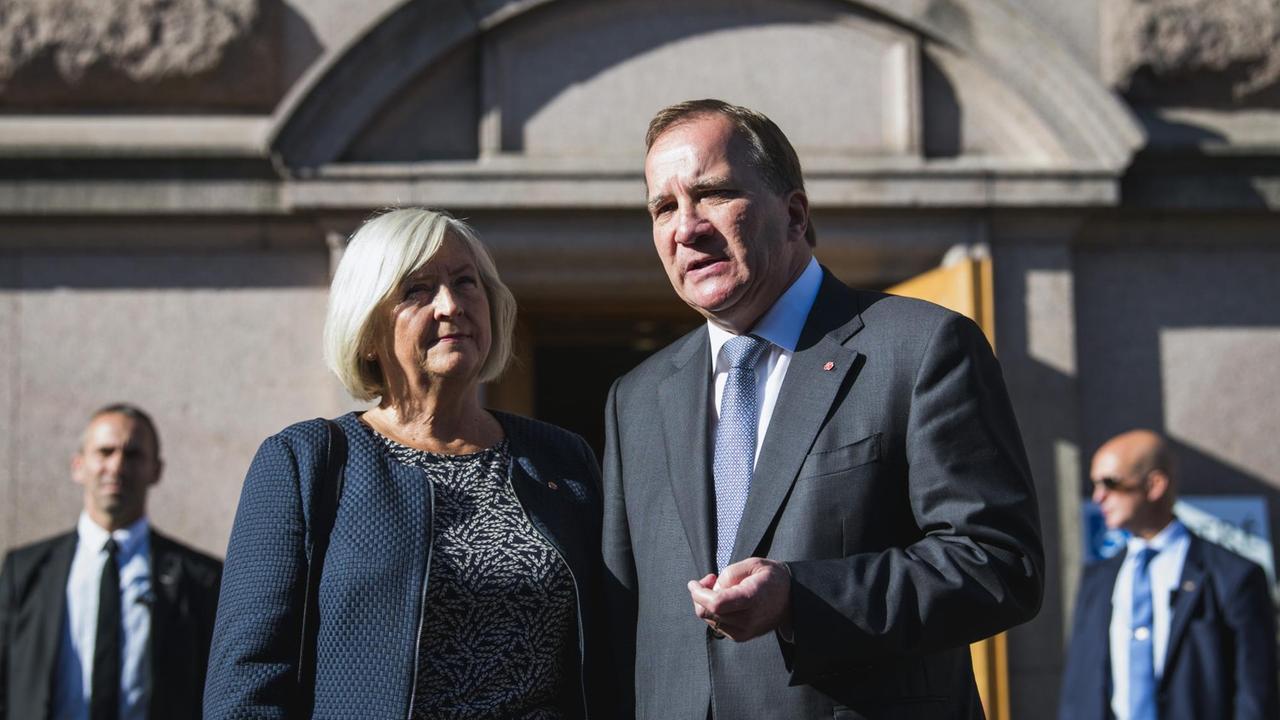 Der schwedische Ministerpräsident Stefan Löfven nach der Stimmabgabe mit seiner Frau Ulla.