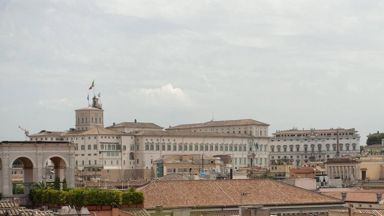 Rom, Italien - Palazzo del Quirinale (Quirinals-Palast) auf dem gleichnamigen Hügel und mit Blick auf den gleichnamigen Platz. Seit 1870 ist es der offizielle Wohnsitz des Königs von Italien und seit 1946 ist der Amtssitz des Präsidenten der Italienischen Republik Italien in Rom.